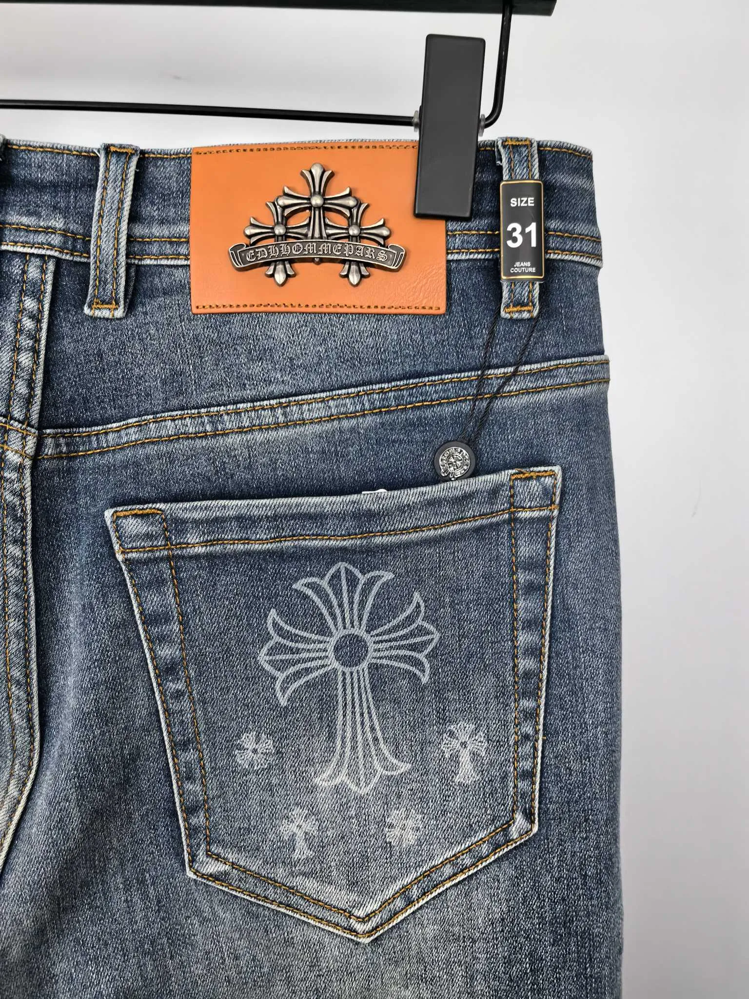 P400 Chrome Hearts men's denim jeans, official album and poster wear style!  High-grade imported denim raw-color fabrics are supplied to customers. We specially select pure 13oz denim fabrics from Okayama, Japan. They are washed with heavy-duty environmentally friendly plant enzymes. The texture has a light retro color and is quite beautiful, which is very suitable for the autumn and winter colors. After washing, the fabric is soft and delicate, but has a strong sense of bones and a slight stretch, which provides an excellent comfortable experience. There is no damage from any technical elements throughout the body, retaining the purest tannin color! The details throughout the body are perfect, exquisite and elegant. The latest leather label on the waist highlights the brand's characteristics. The hardware accessories, leather label and wiring all reflect the craftsmanship! The silhouette is perfectly tailored and has excellent butt lift and slimming effect. It can be easily matched with any top in the wardrobe. It has wide compatibility and is suitable for various daily wear. The upper body is full of shape. It is a must-have trousers for those who are obsessed with quality control and 1V! Size: 29-38 No 35 37
